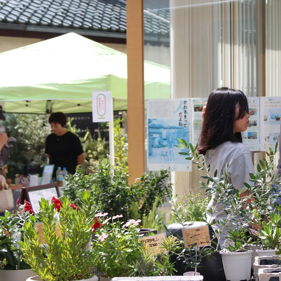 花ノマルシェ開催風景 街ノ停留所で定期開催 花苗販売と地域交流イベント