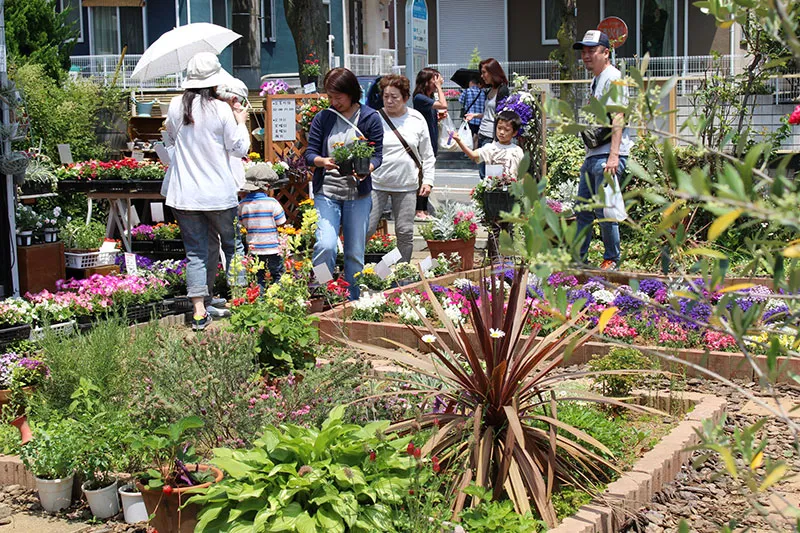花ノマルシェ開催風景 地域住民が交流するイベント 花苗販売と手作り小物