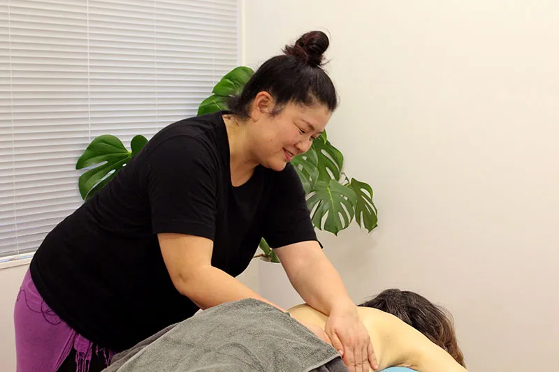 アロハロミロミ施術風景 街ノ停留所テナント ロミロミセラピー体験