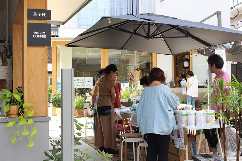 街ノ停留所で隔月で開催される花ノマルシェの様子