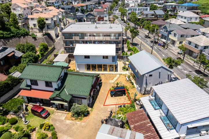 写真の青い車のスペースが駐車場です。