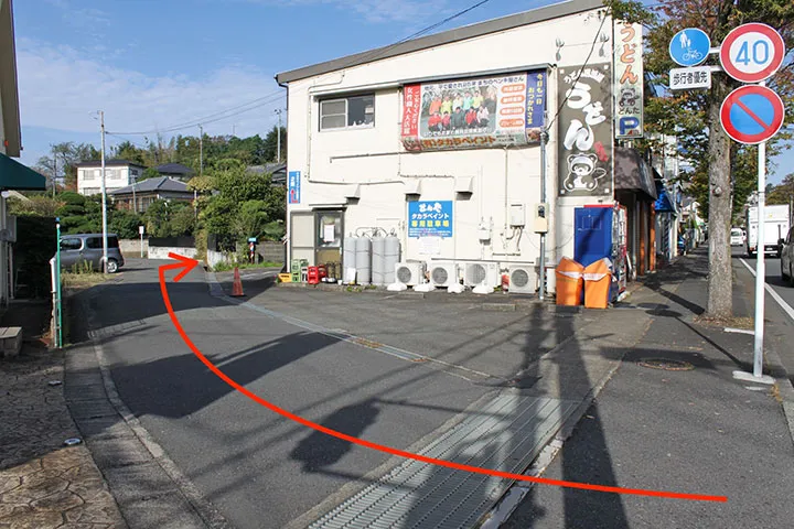 駐車場はうどん「ぽんた」さんの脇の道を入ったところに入り口があります。