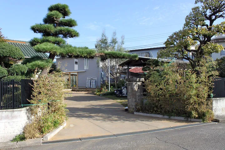 「山田眞一朗」の表札がある門より入り、