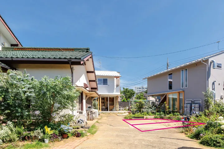 赤い線のスペースに2台駐車できます