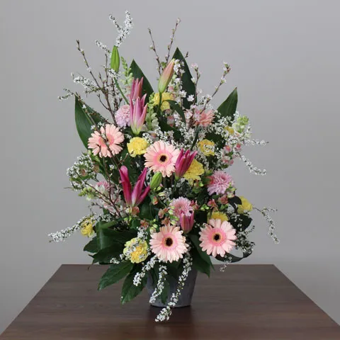 ピンクと白の花々が優しく生けられた花瓶