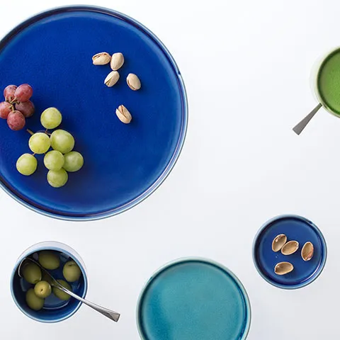 LIVING TALKの皿に盛られたブドウとナッツ