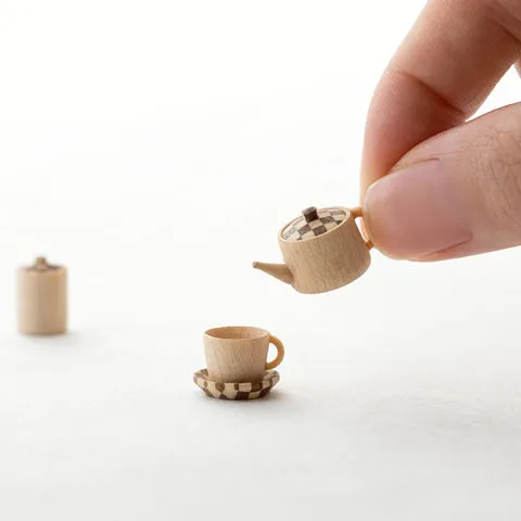 LIVING TALKの茶器がディスプレイされた、洗練された食卓。