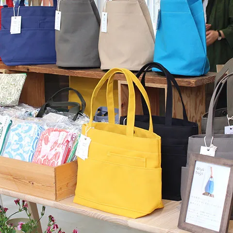 色とりどりのトートバッグが並ぶ、花ノ停留所の商品棚。