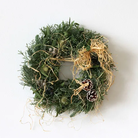 モミの枝と松ぼっくりで作られた、ナチュラルなミモザリース