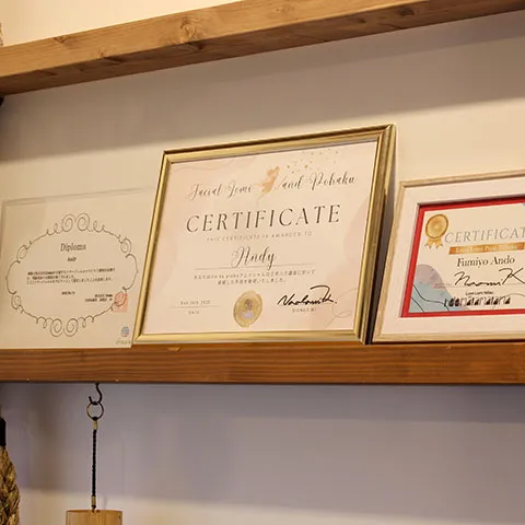 認定資格証が飾られたアロハロミロミサロン