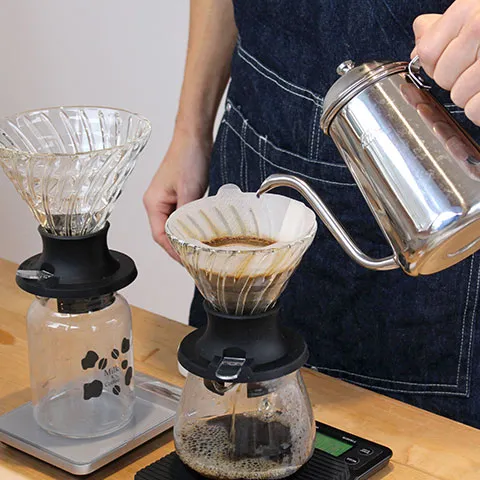 バリスタによるハンドドリップコーヒーの丁寧な抽出作業風景