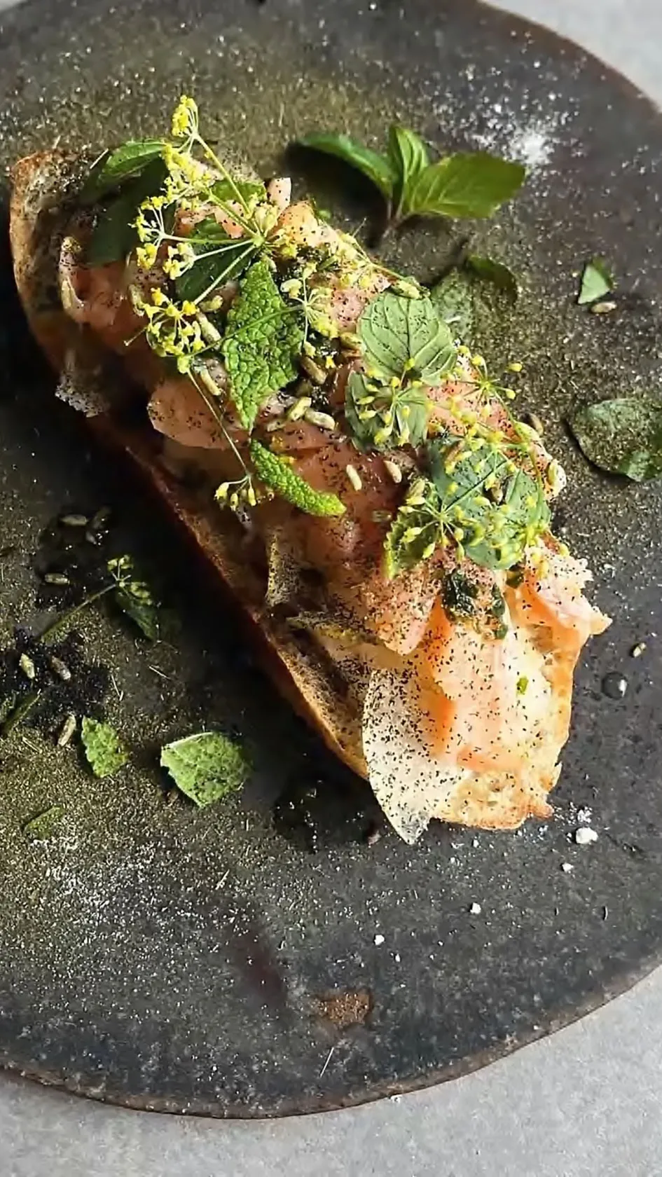 ハーブと野菜をトッピングした、丁寧に盛り付けられたkoyoriの料理。