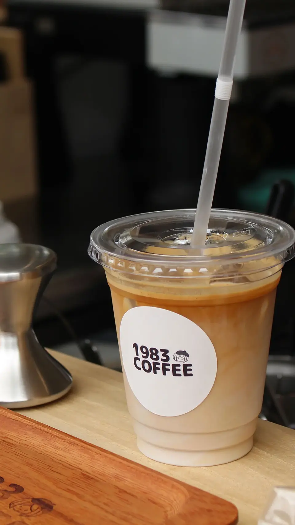 1983 COFFEEのロゴが入ったアイスコーヒー。