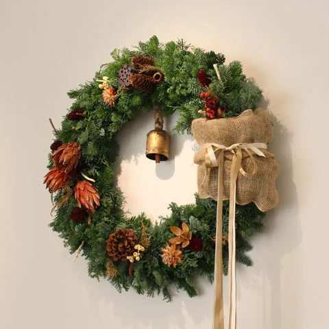 オレンジと黄色の花々が咲く、優しい色合いの花束